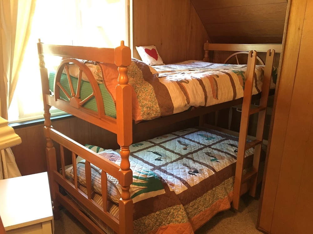 Classic Carnelian Bay Log In Lake Tahoe 4 Bedroom Cabin by RedAwning - Property Image 18