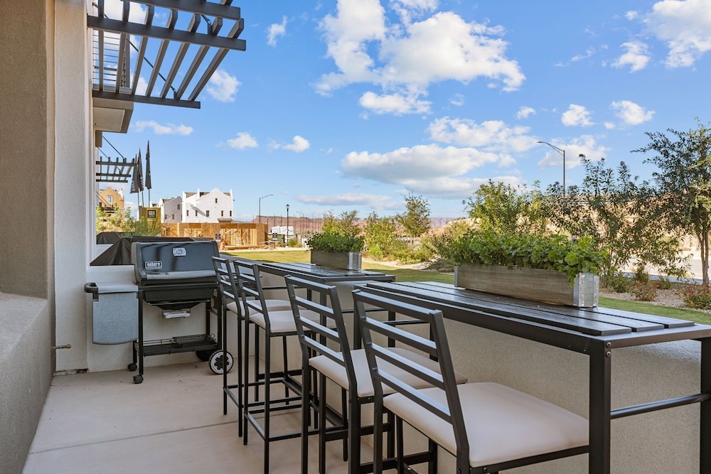 Sandy Cheeks 6 Bedroom Townhouse