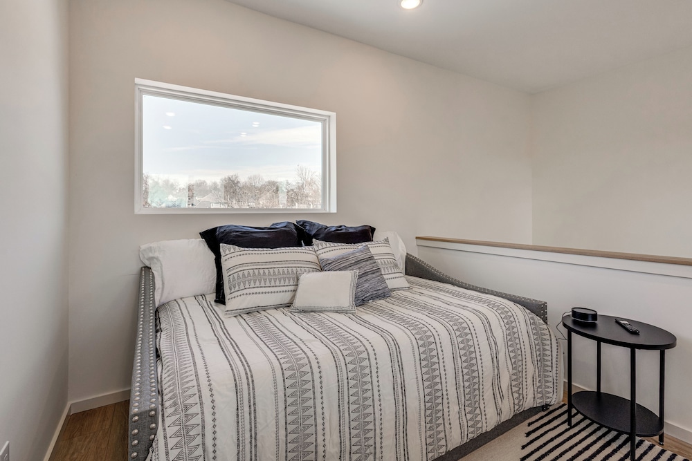 < 2 Mi to Dtwn: Modern Townhome in Knoxville
