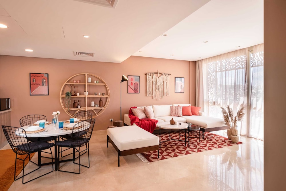 Xuru Stays I Exotic 1bdr w/ Outdoor Terrace Pool & Beach Access
