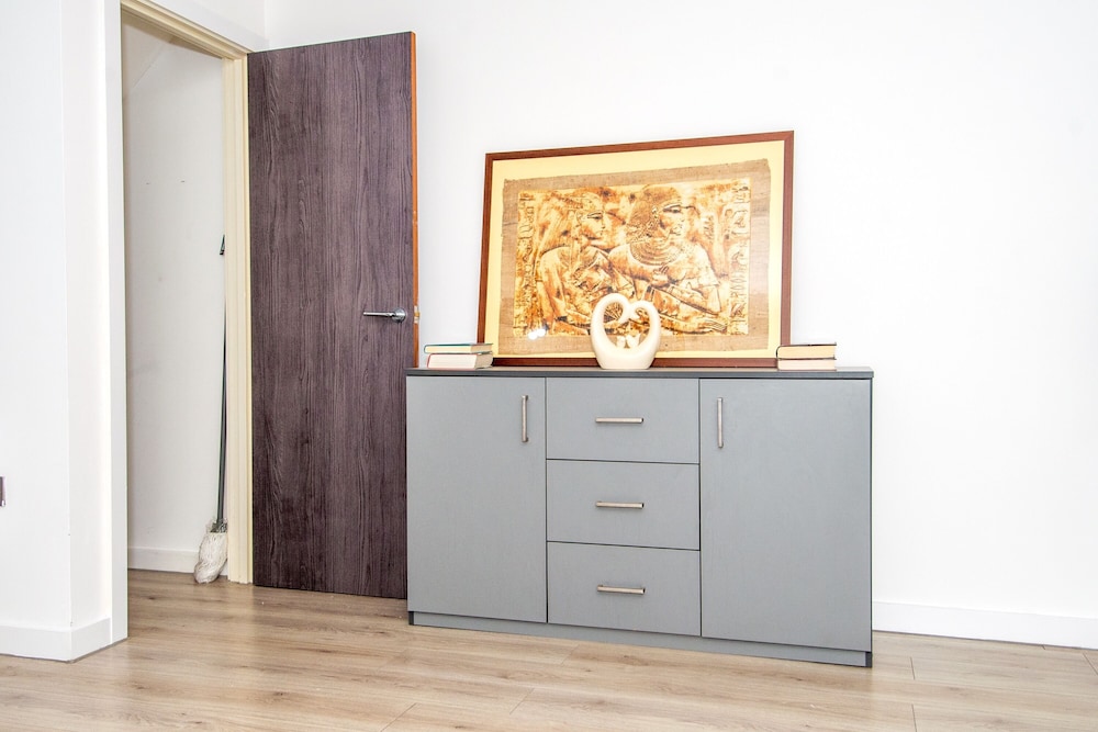 New Apartment - Sleeps 4 - Parking - City Centre
