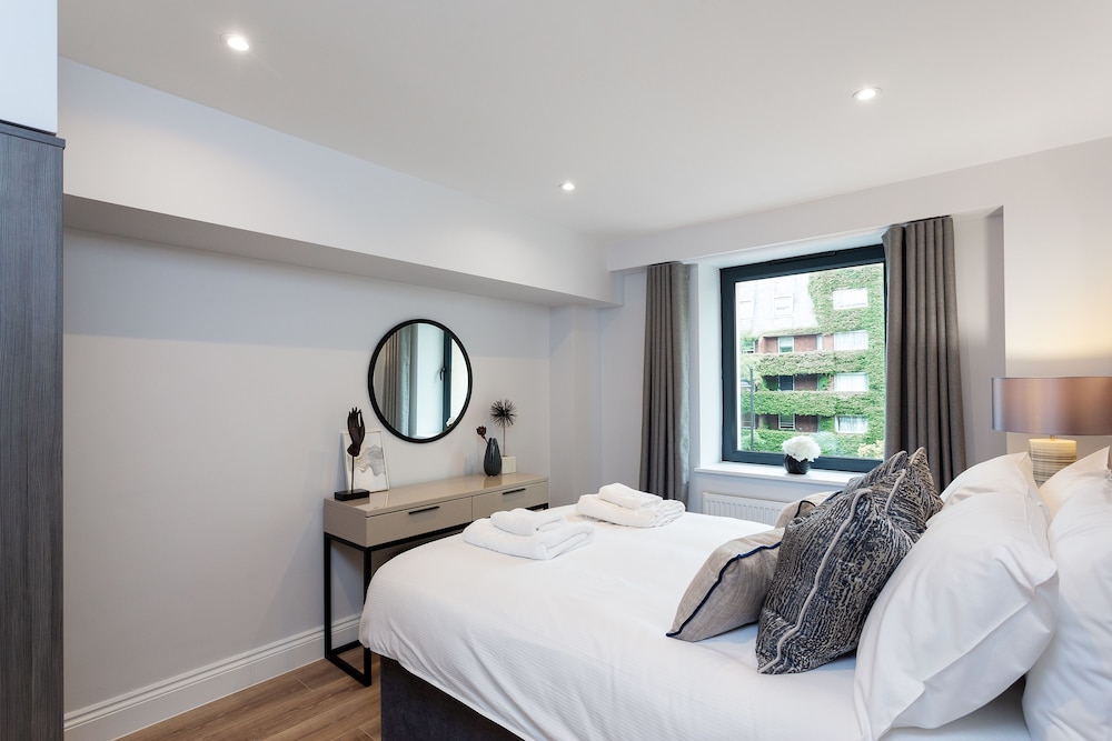 The Carlyle - Elegant Serviced Apartments