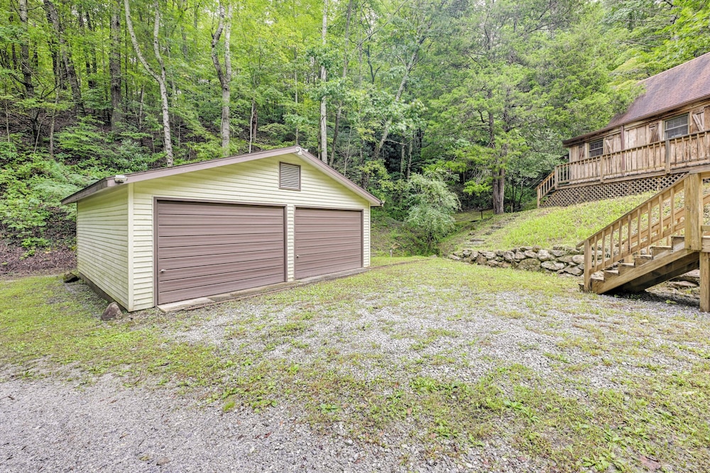 Trail Access & Tranquil Setting: Franklin Retreat!