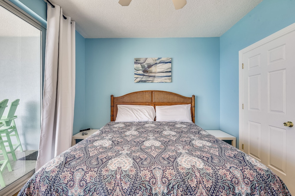 Twin Palms by Book That Condo
