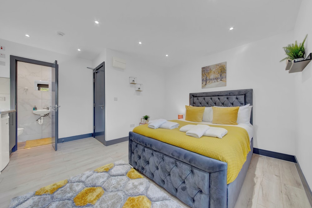 Inviting 1-bed House in Feltham view 4