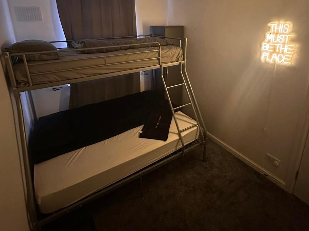 Bradford Vacations - The Hideaway Home BD5 - 2 Bed Lovely Modern House - Property Image 2