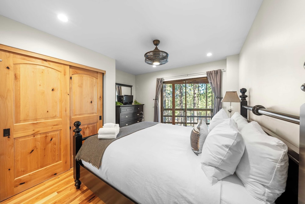 Secluded Incline Village Stay w/ Deck Near Diamond Peak & Lake Cloud 9 and 1/2 by Avantstay