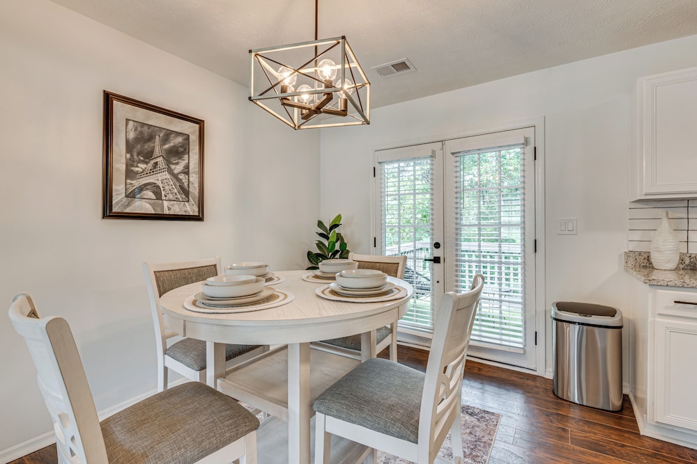 7 Mi to Dtwn Atl: Upscale Family Home w/ Balcony