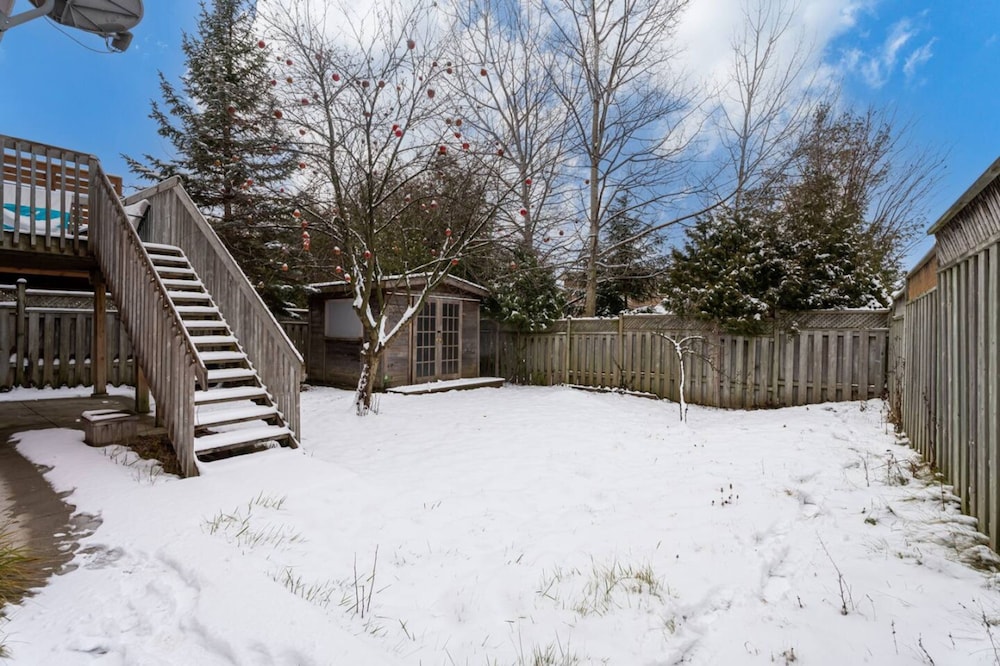 Comfortable Whitby 2 Bedroom Lower Suite