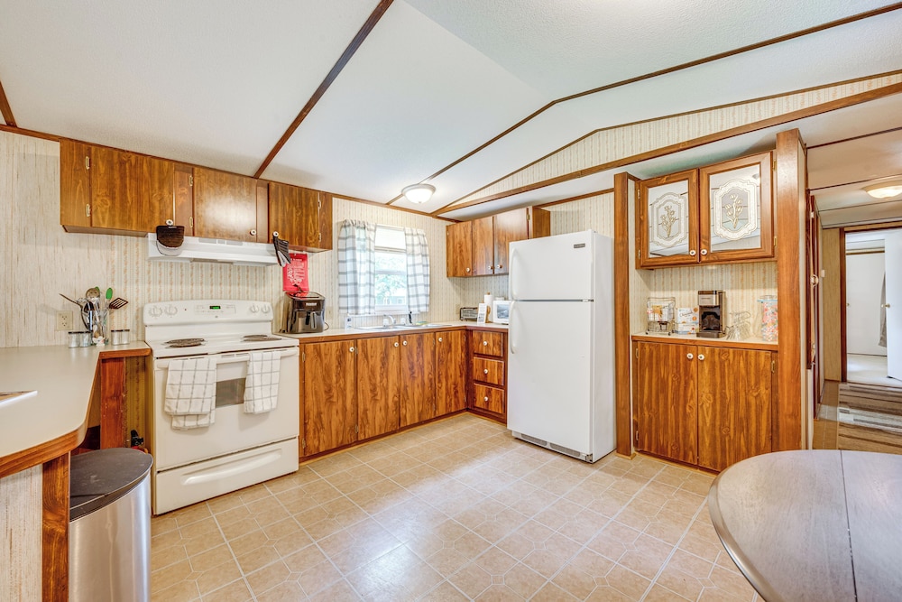 3 Mi to Badin Lake: Quiet New London Retreat