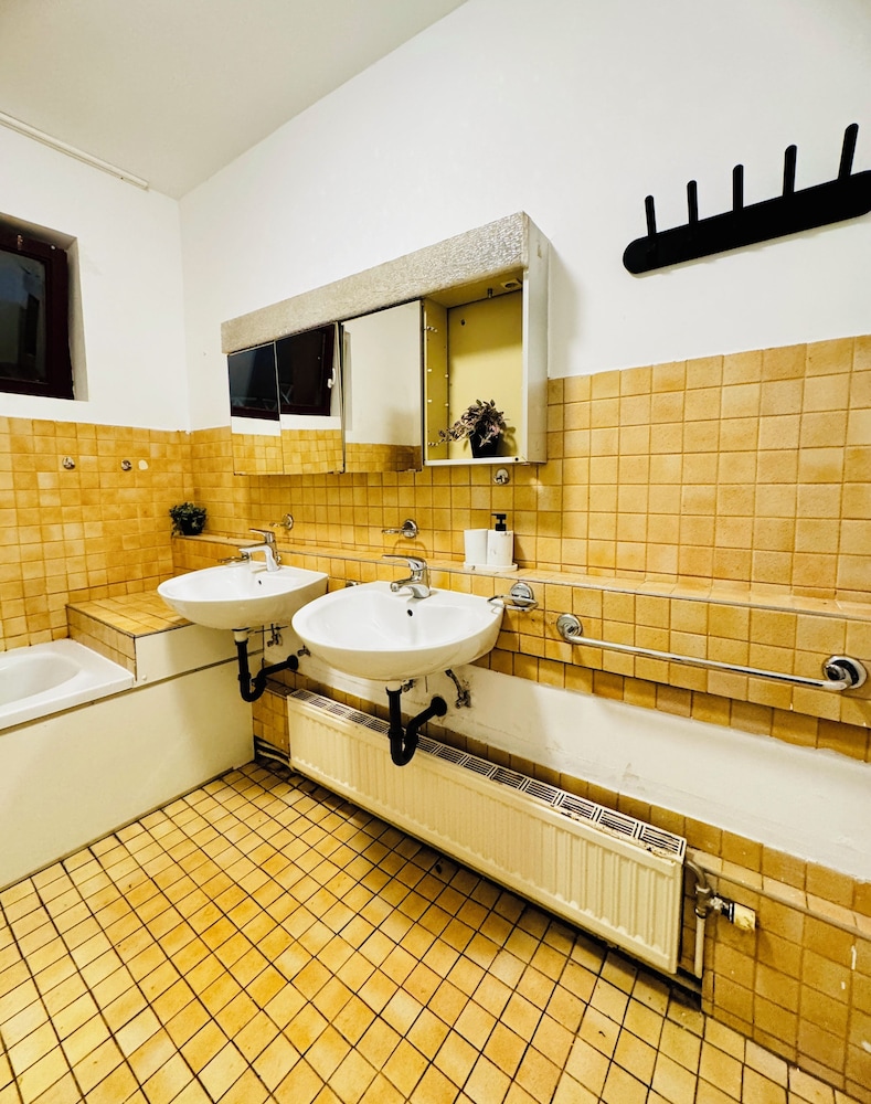 Spacious Budget Home Garden Stay