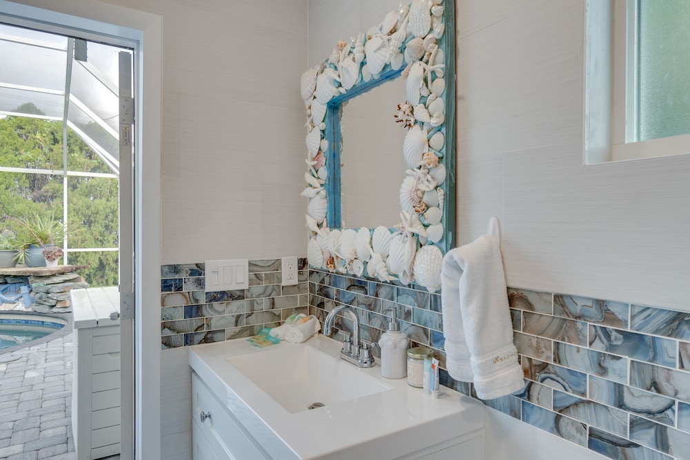 Sarasota Home w/ Pool: 4 Mi to Siesta Key Beach!