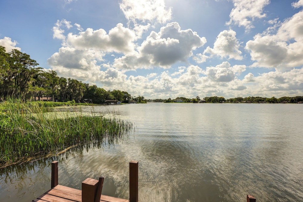 Lakefront Home w/ Hot Tub & Dock in Orlando!
