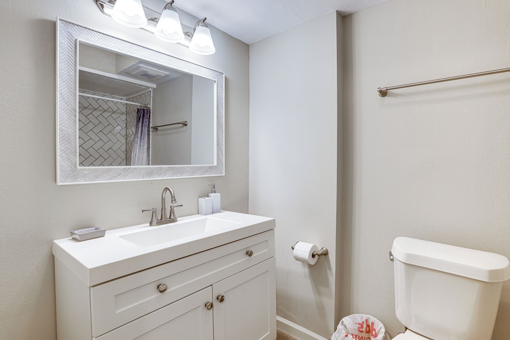 2 Mi to The Galleria: Uptown Houston Retreat!