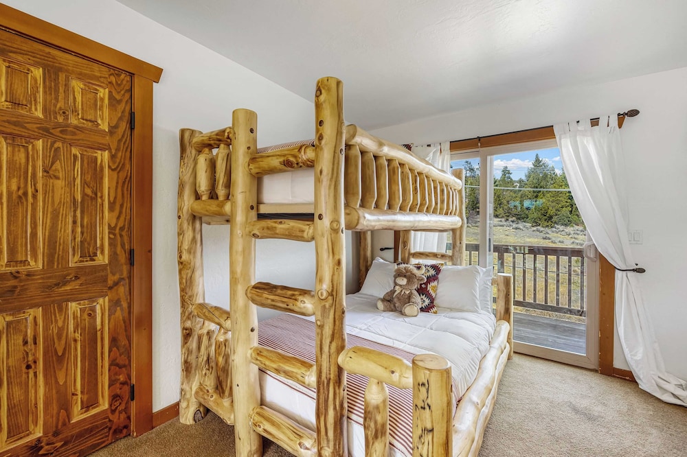 Group Cabin + Lake and Mountain View Pet-friendly, Fireplace, Games, Loft