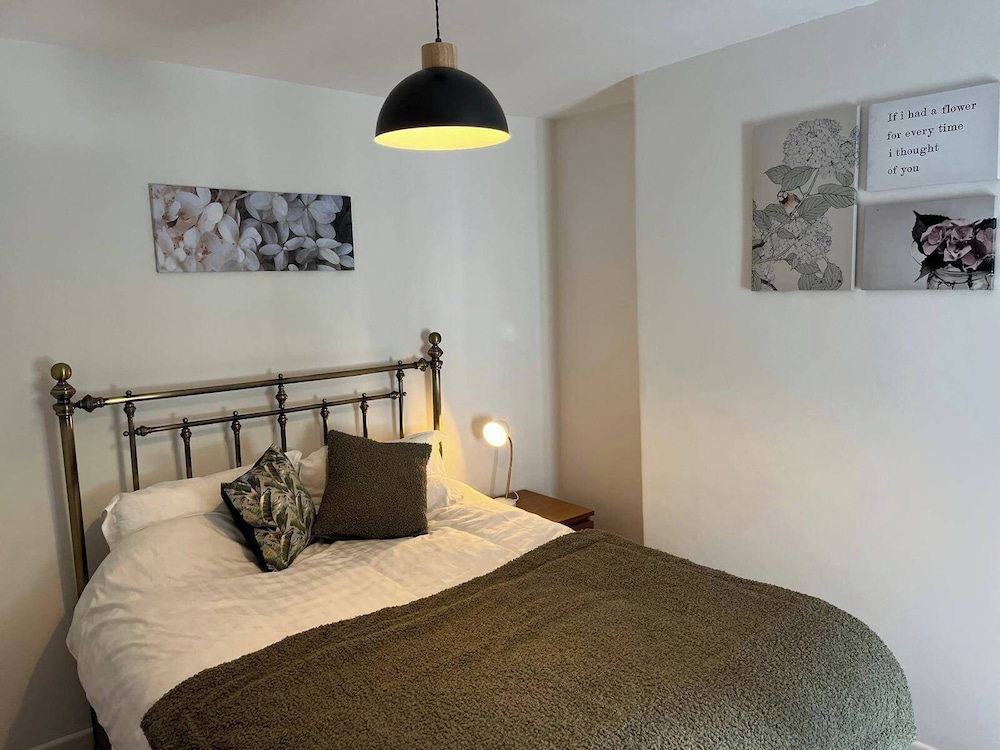 Charming 3-bed Cottage - Private Garden & Parking