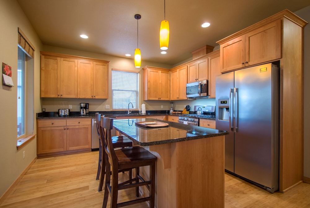 Redtail 30 Day Minimum 3 Bedroom Home by RedAwning