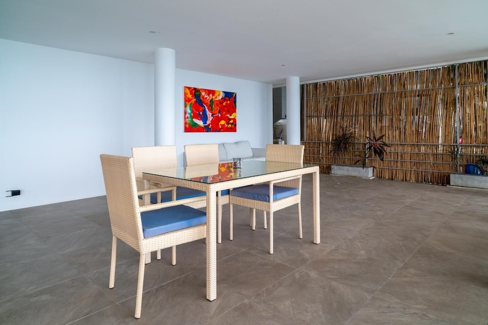 Cozy 2-Bed Apt by the Sea & Beach KBR37