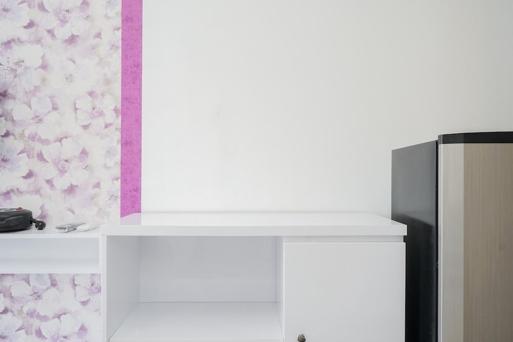 Homey Studio Apartment with Pool View at Springwood Residence