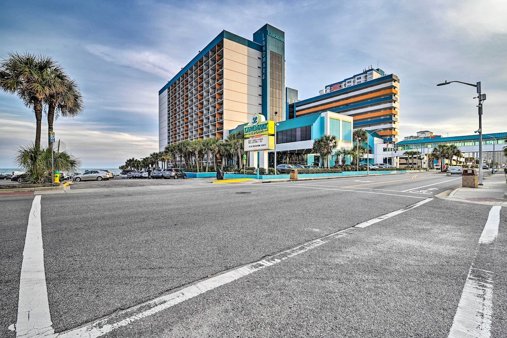 Pools & Spas: Beachfront Studio at Landmark Resort
