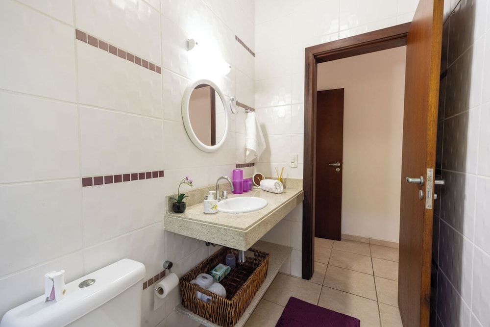 Casa com rea Gourmet e Quintal a 200 m da Praia