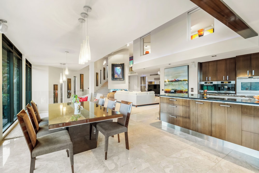 Oceanview Penthouse Suite & Beach Access