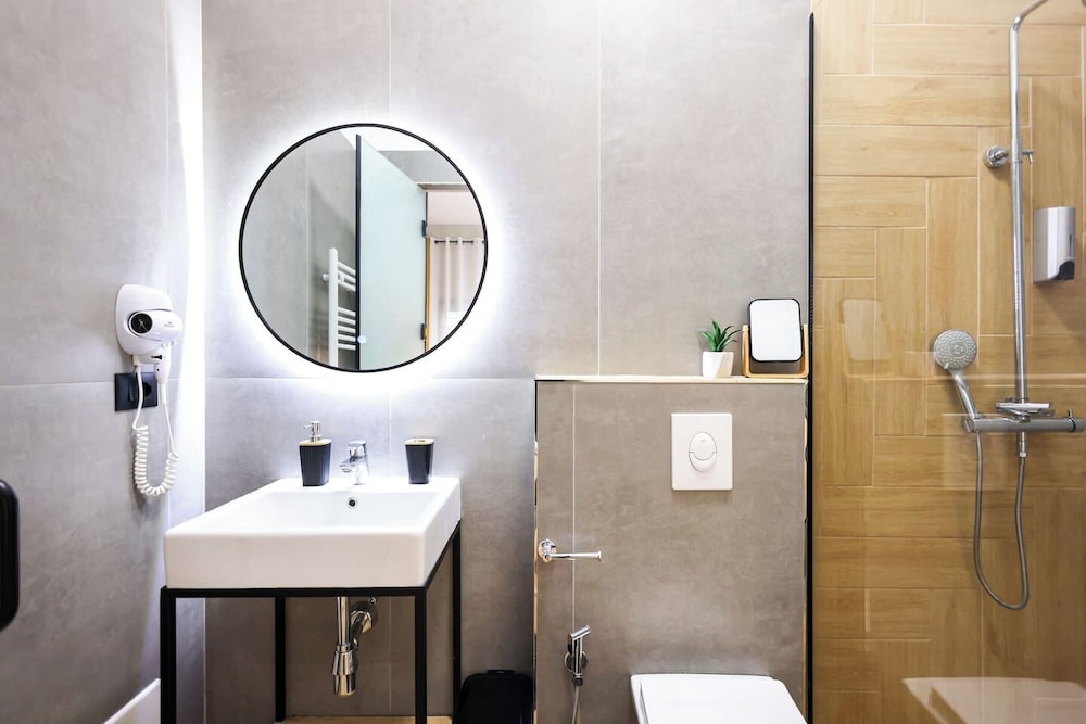 Grandstay Central 104