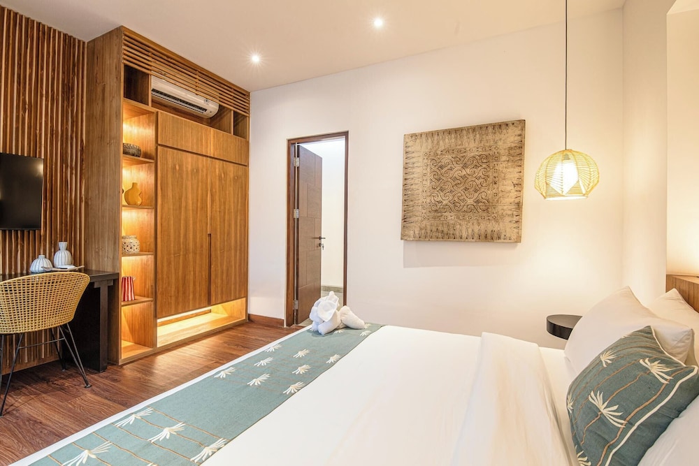 Elegant 6BR Canggu Villa Steps From the Ocean