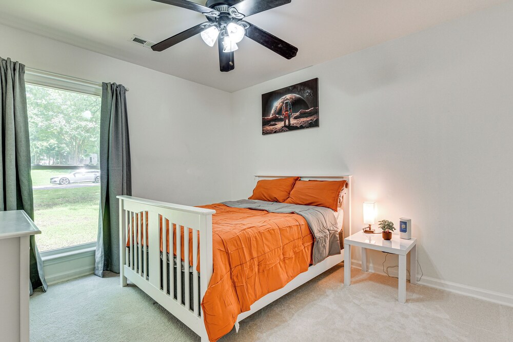10 Mi to Uptown Charlotte: Family Home w/ Backyard