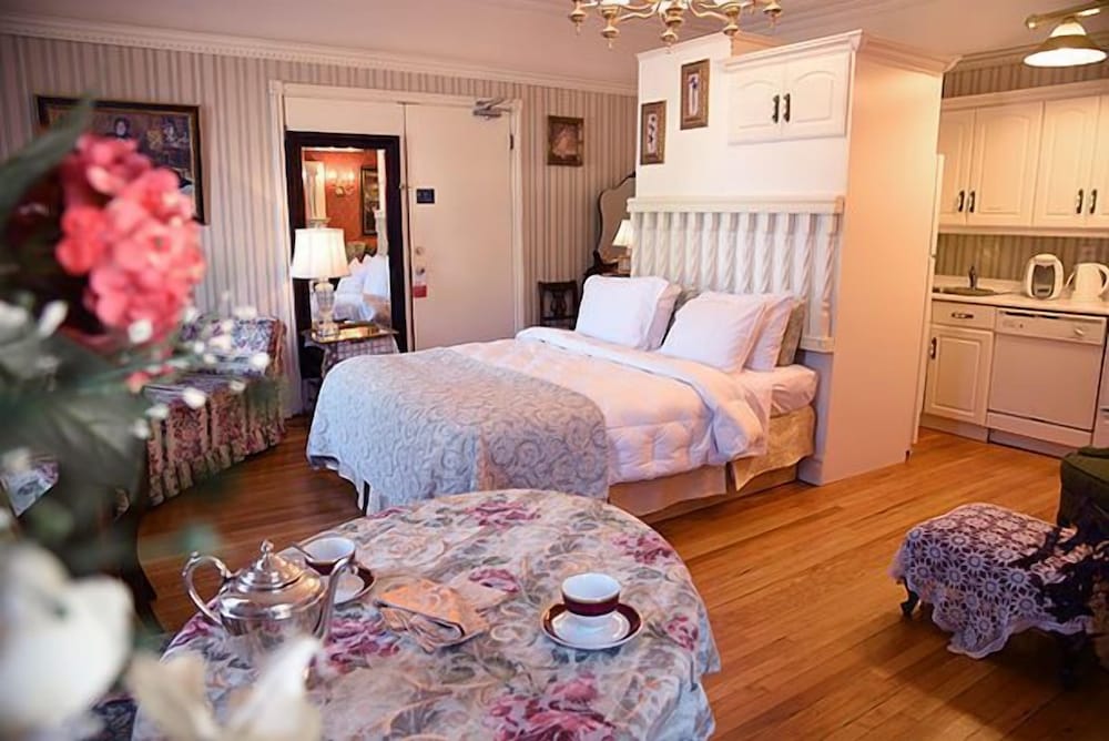 Brockville Vacations - The Noble Suites - Property Image 124