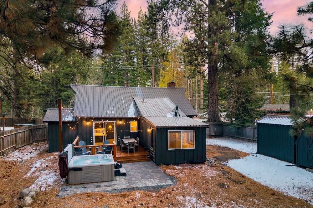 Westlake Cabin by Avantstay Hot Tub Near Skiing Walk to Restaurants Lake