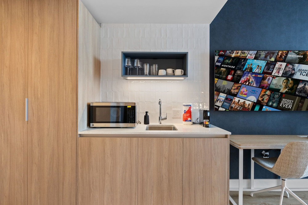 Lux Studio W City Views and Pool