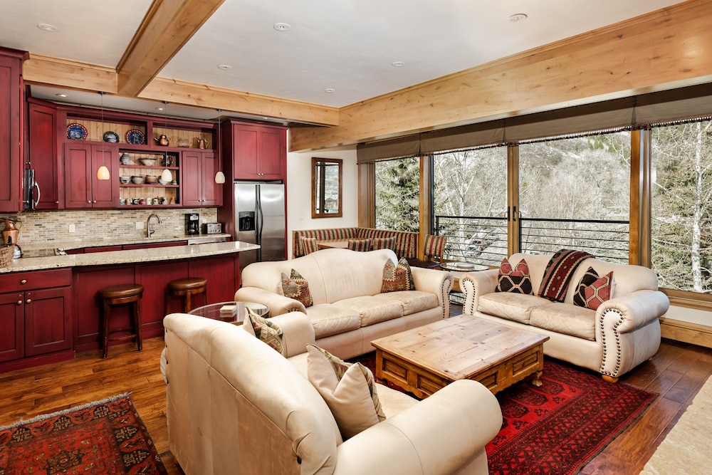 Durant Condominiums by Frias