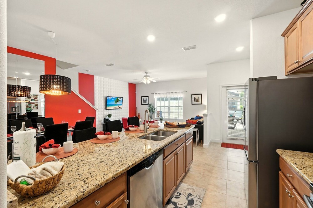 Vibrant 5BR Family Retreat in Storey Lake!