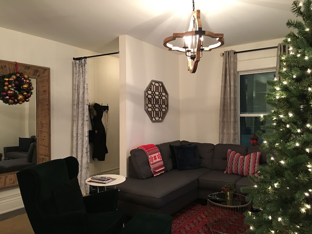 Beautiful 4BR Downtown House, Sleeps 10