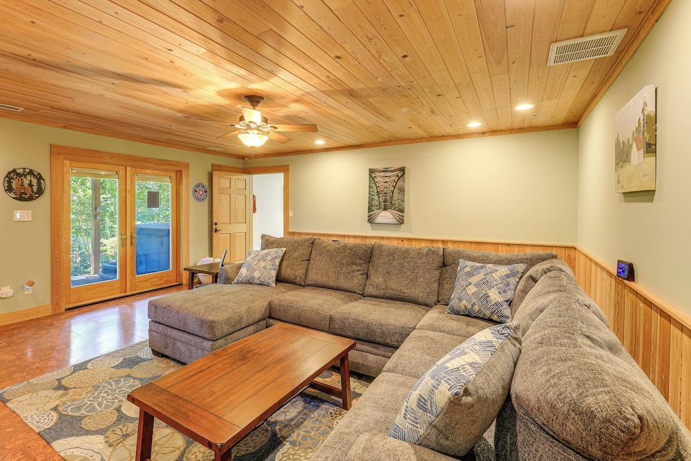 Near Boone-custom Built Cabin: 3 BR 3 BA W/hot Tub