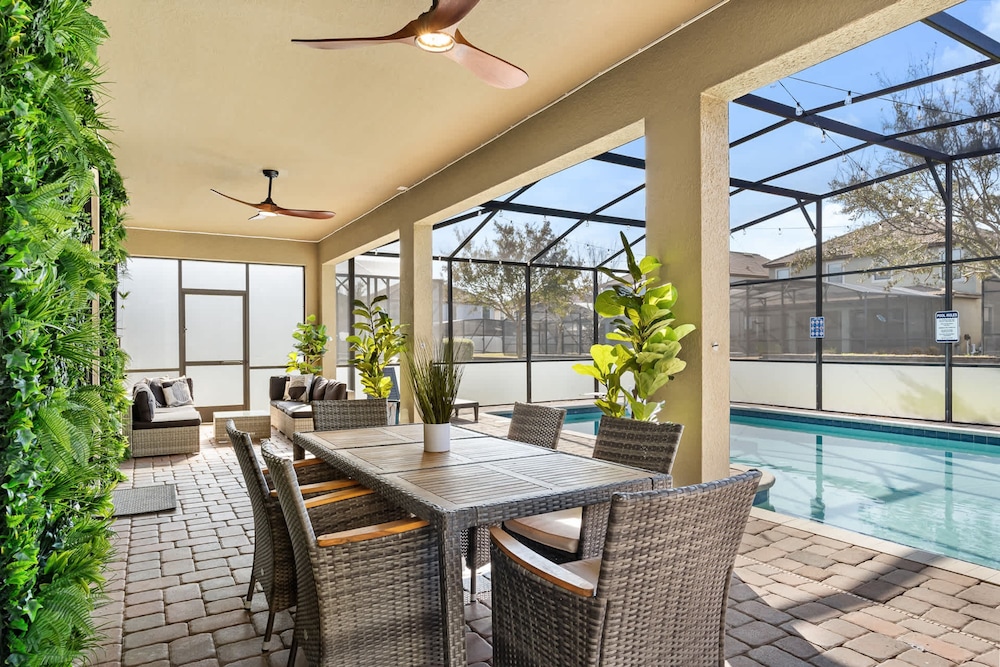 Upstay Movie-themed Mansion w Arcade Pool Hot Tub