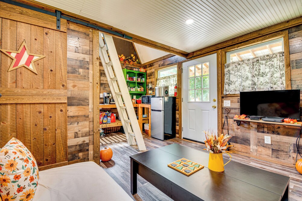 Creek Access, Fire Pit & Grill: Summerville Studio