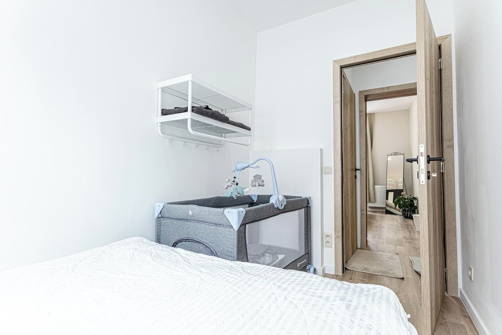 Modern 3BR Apt for 6 with Patio Ghent