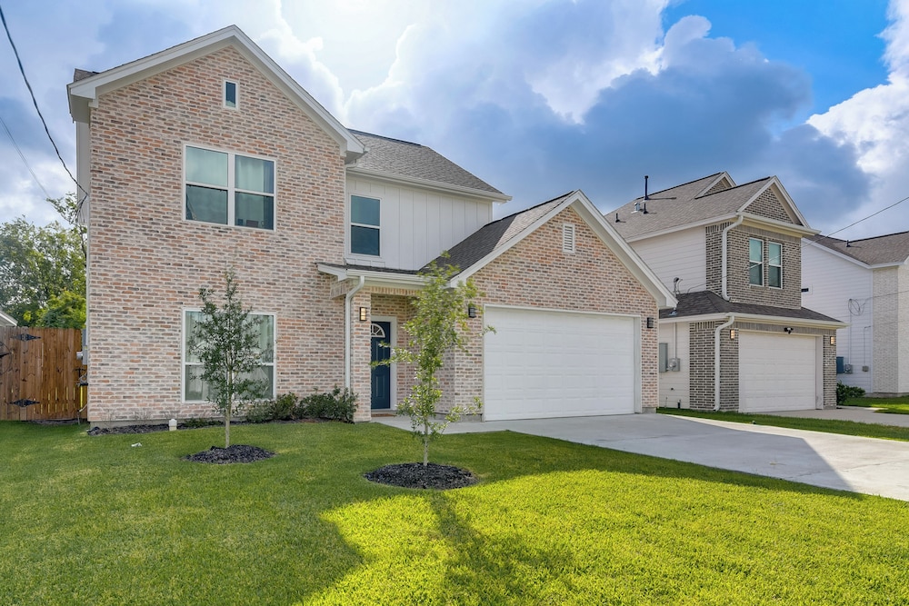 10 Mi to Downtown Houston: Family Home w/ Yard