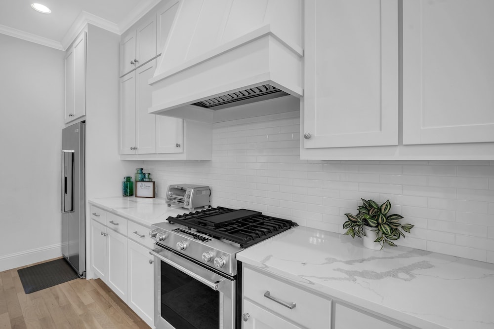 Modern 3br In Bishop Arts Walk To Shops & Dining 3 Bedroom Duplex