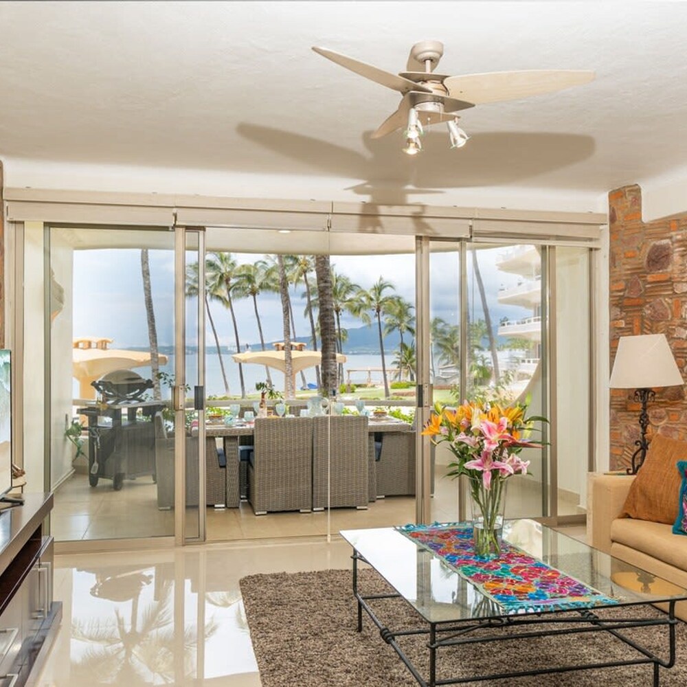 Ocean Front Condo With Pool Sleeps 6 Adults view 4