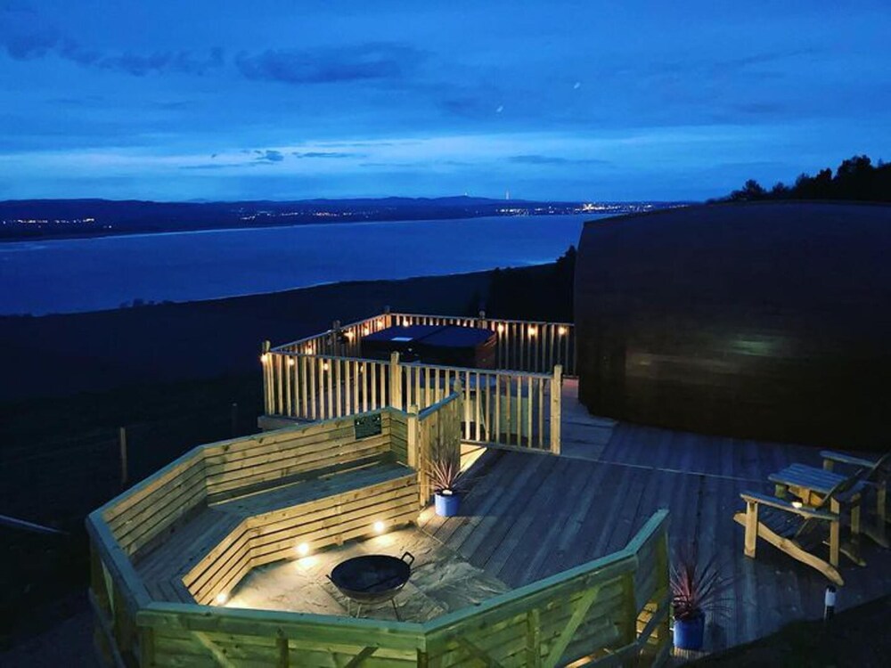 Luxurious Snug With Hottub Which Sleeps-2 in Fife