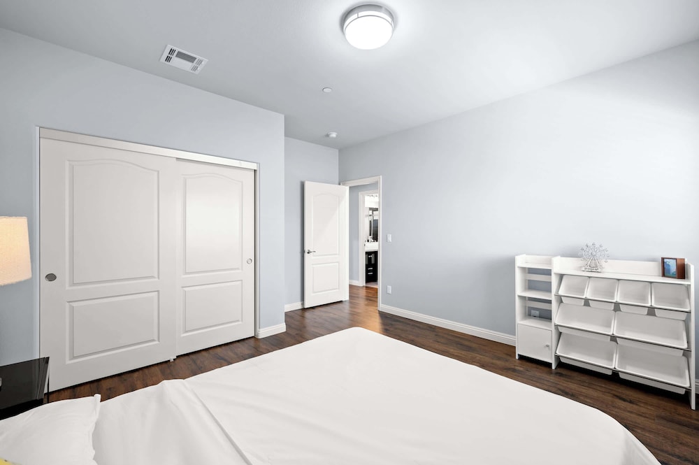 Modern Spacious Home Bright, Family Group Friendly