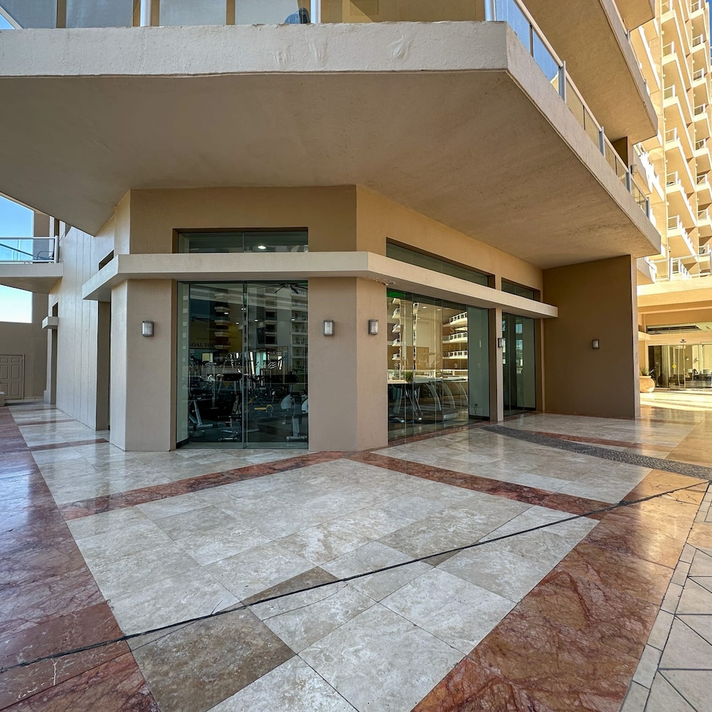 Luxury Ocean View Condo w Huge Deck