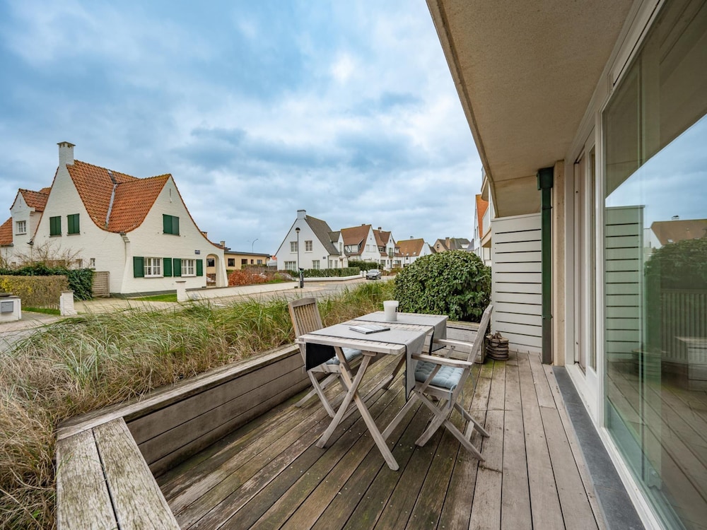 Apartment Near Albert Beach With Terrace