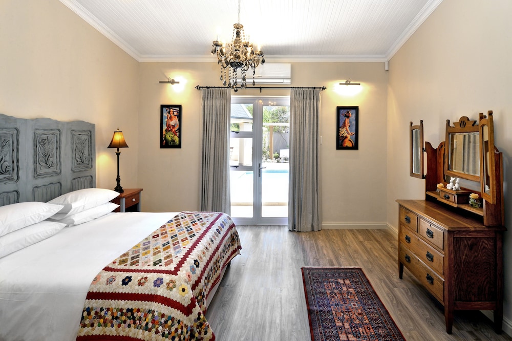 Lovely Self-catering Home, in Quiet Area, 10 Minutes Walk to Restaurants No01 view 5