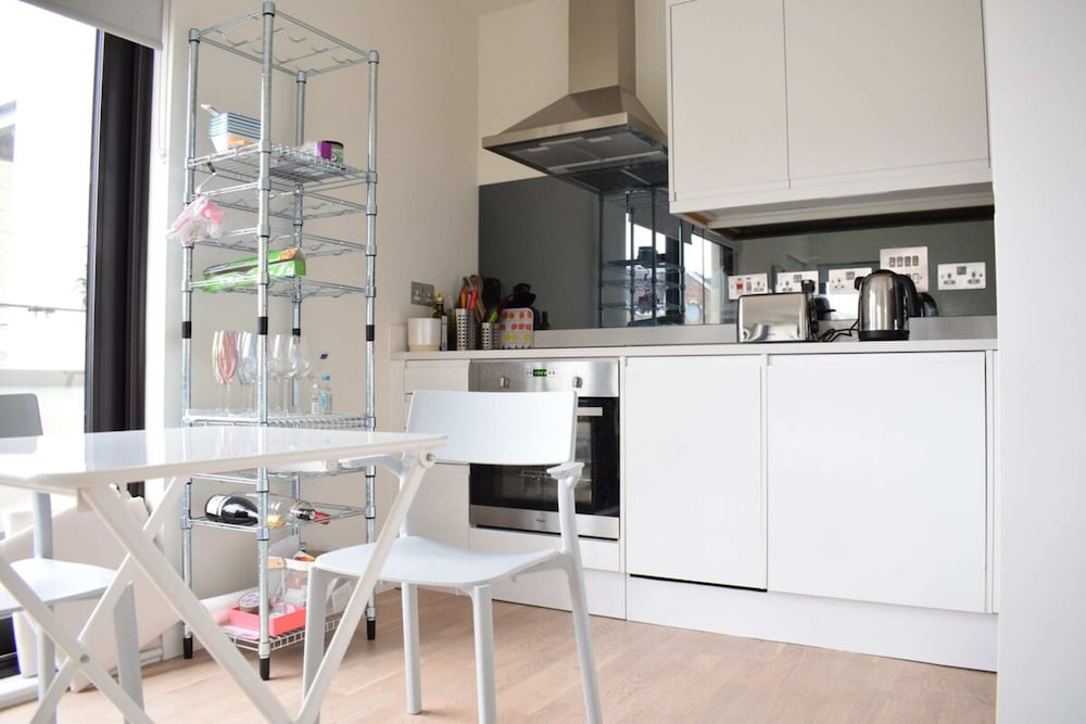 Bright 1 Bedroom Flat in North London With Balcony