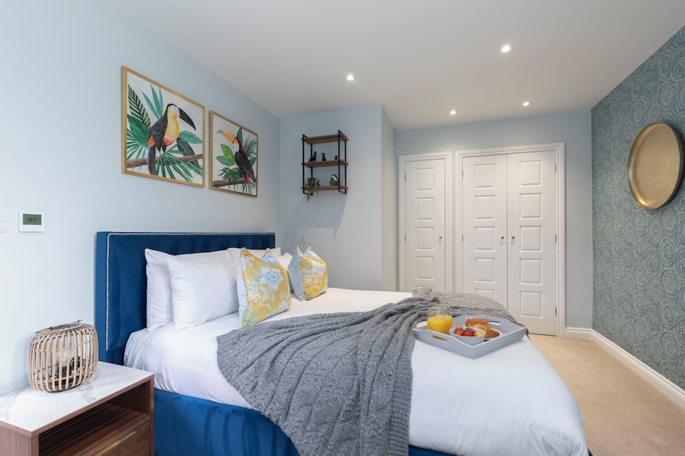 Elliot Oliver- Charming 1 Bed Apartment view 4