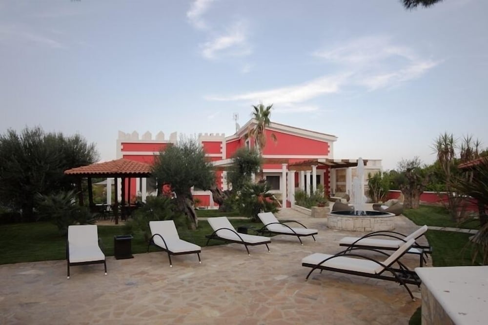 La Maison Rouge Resort